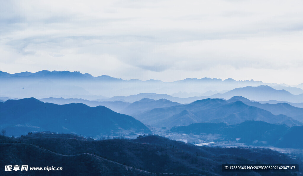 山峦云海景观
