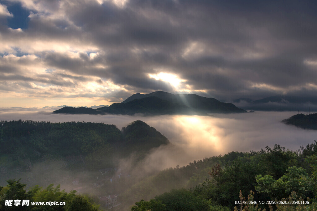 山间云海日出美景
