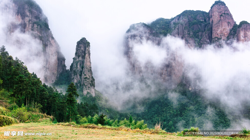 云雾缭绕的壮美山峰