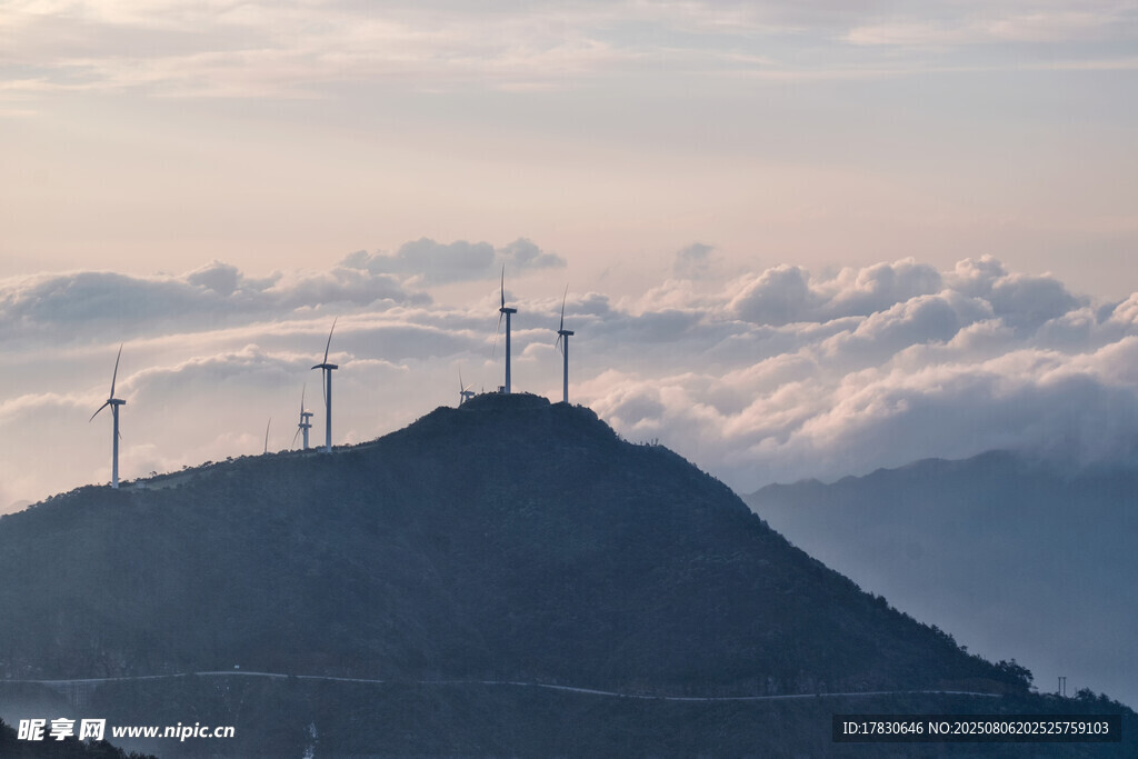 山巅风车与云海美景