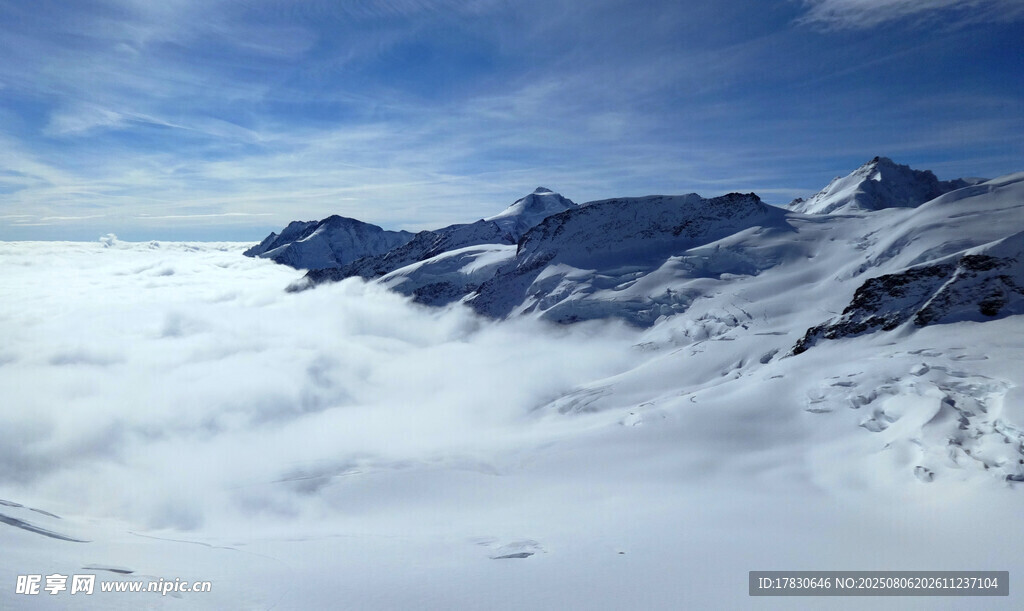 雪山云海壮丽自然景观
