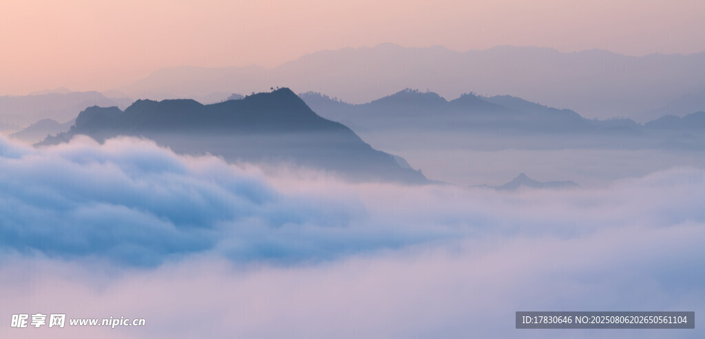 云海中的山峦美景