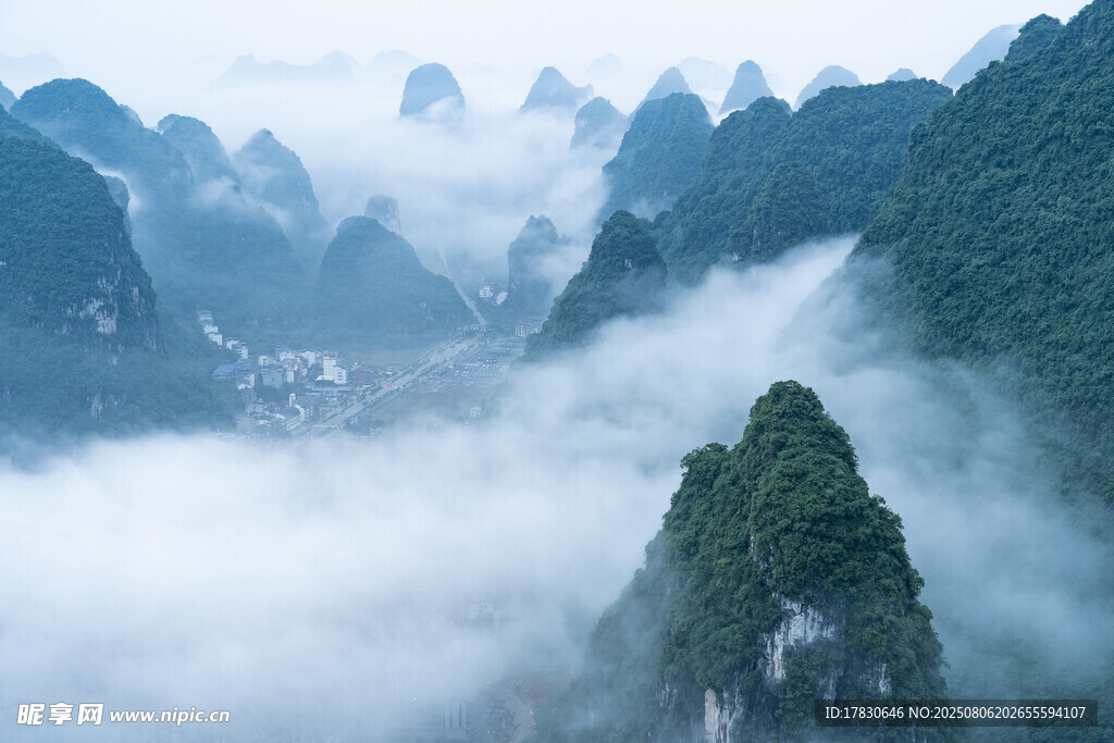 云雾缭绕的壮美山峦景色