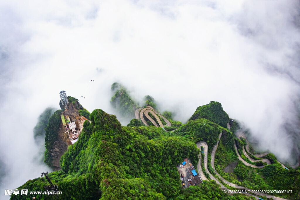 云雾缭绕的翠绿山间栈道
