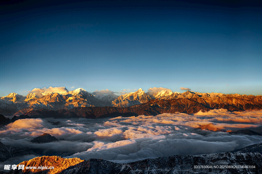 壮丽雪山云海日出景观
