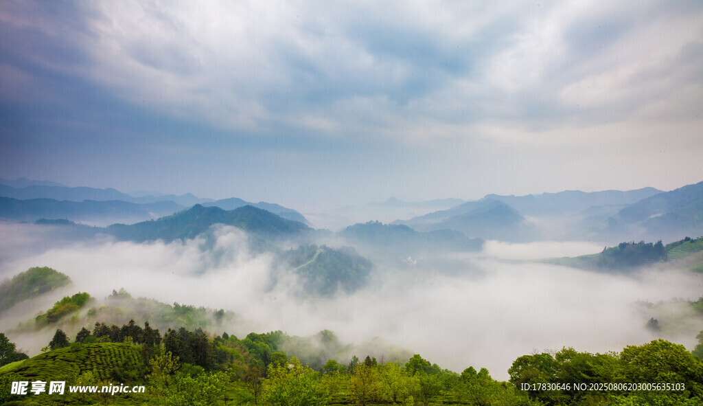 山间云海缭绕的壮美景色