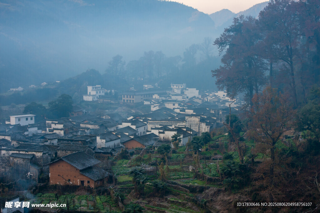 山间村落晨景