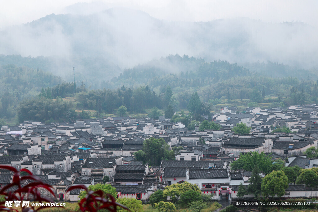 雾中古朴村落景色