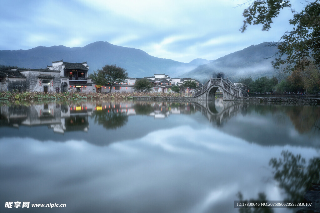 水乡静谧风光图