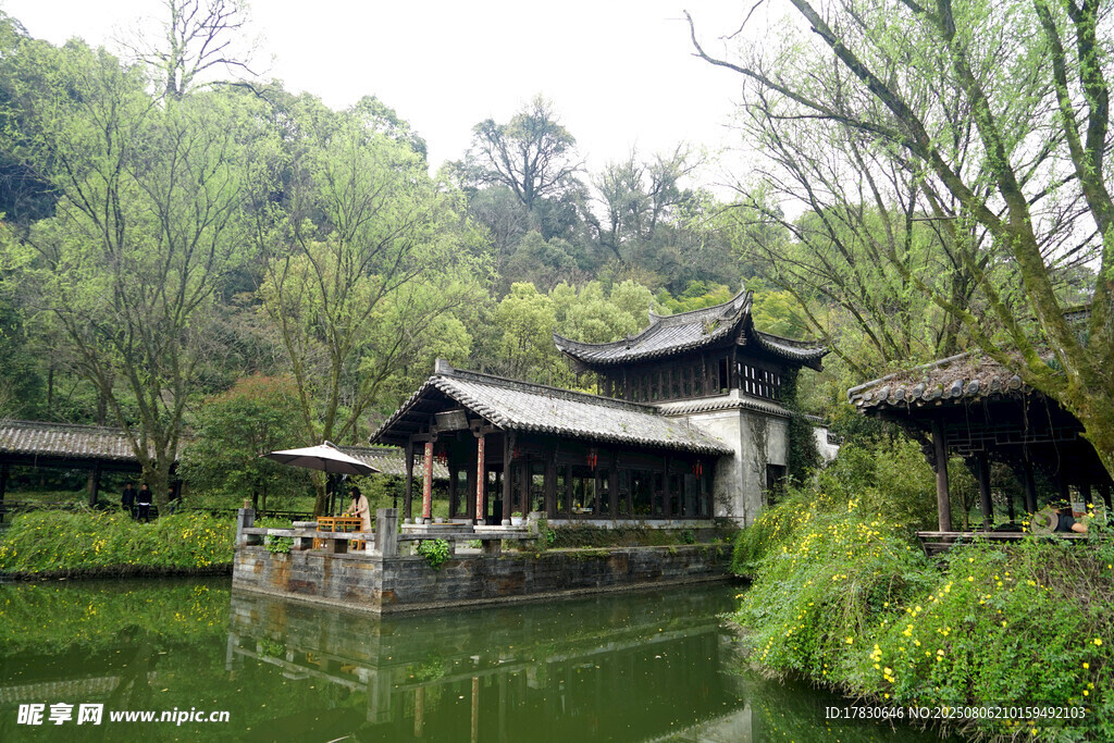 中式水边亭阁景观