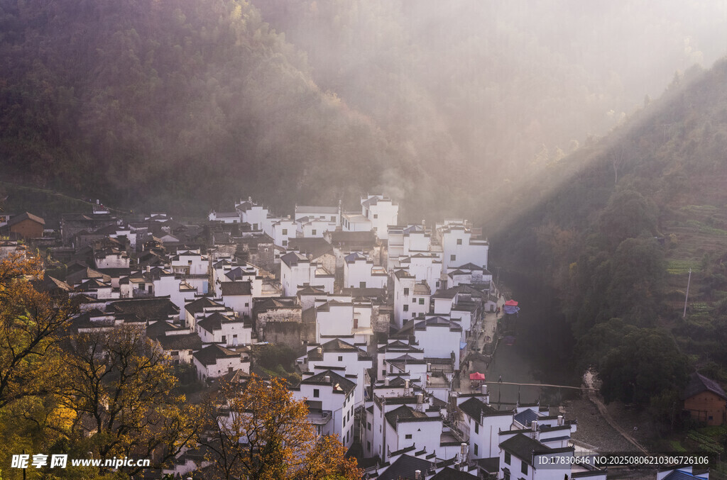 山间雾中村落秋景