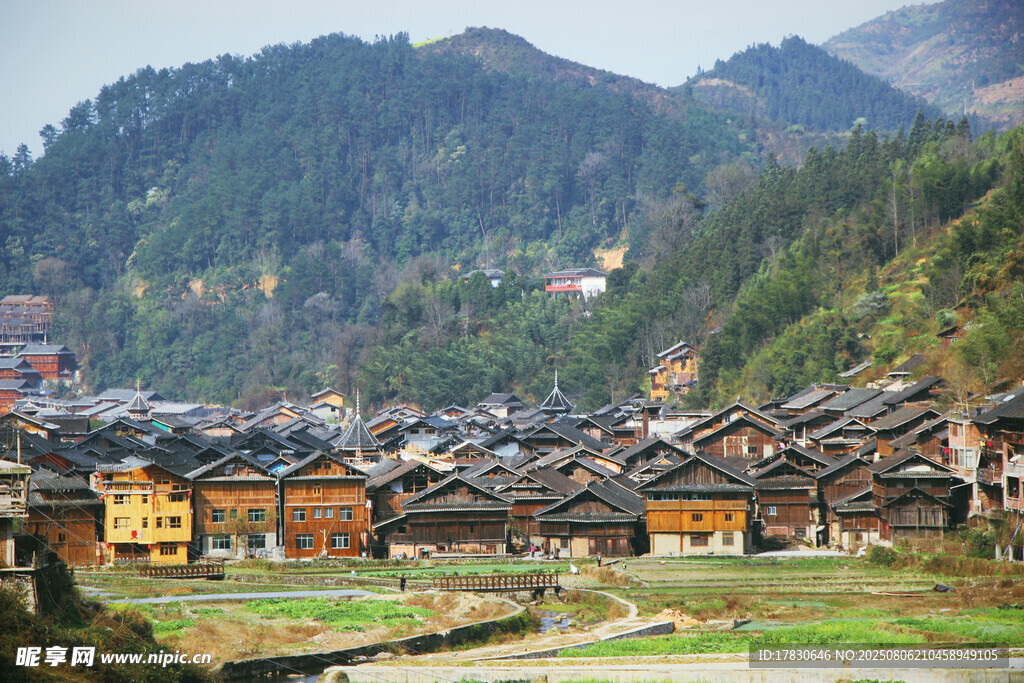 山间古朴村落风景如画