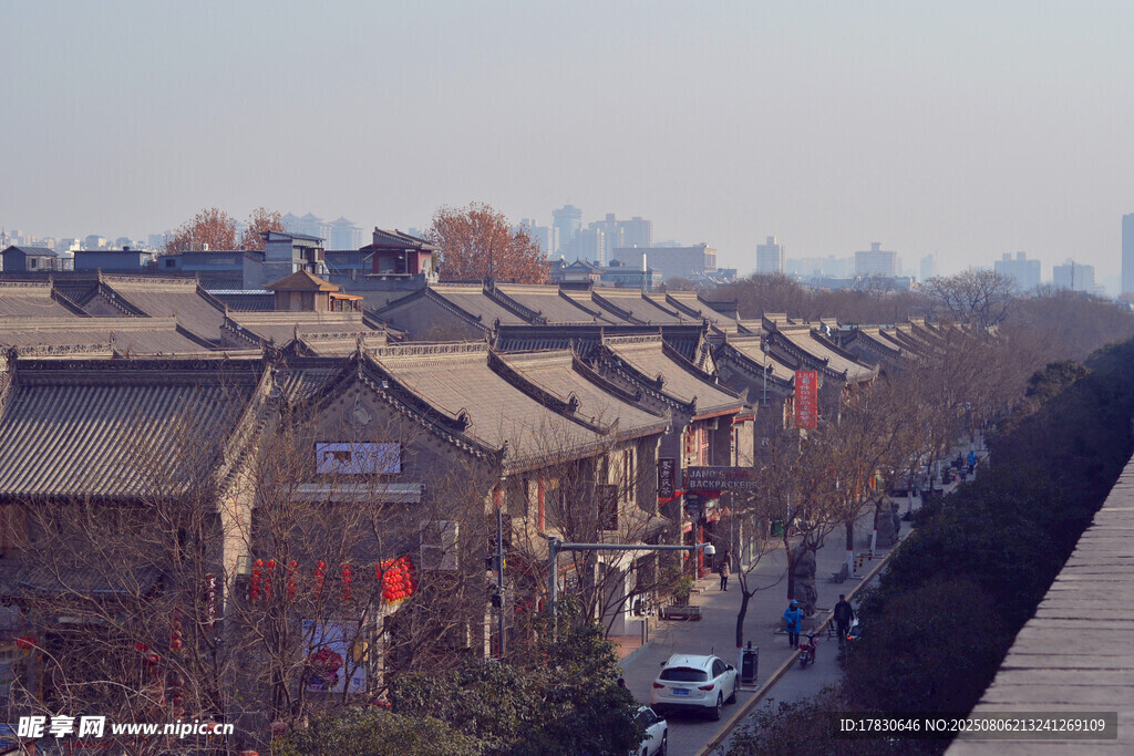 西安古城墙下的建筑