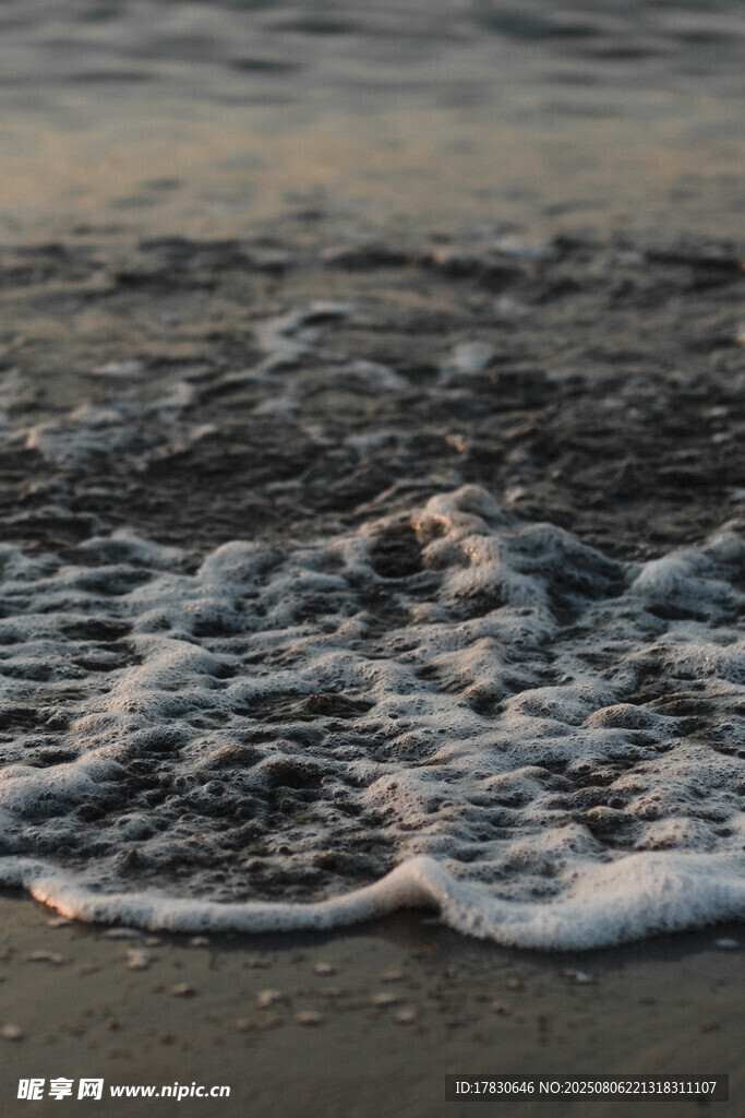 海边浪花轻拍沙滩