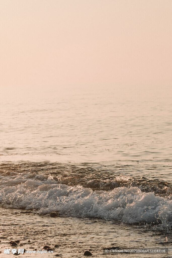 海边日落时的轻柔海浪