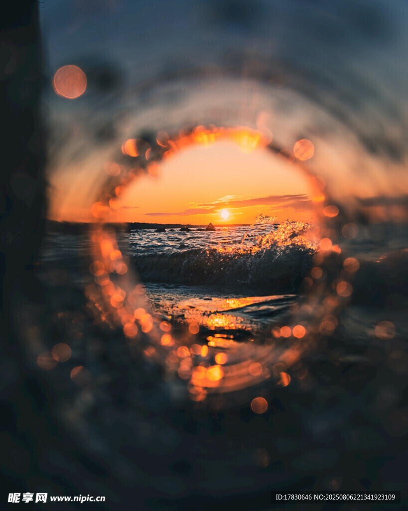 夕阳下的水面梦幻景象