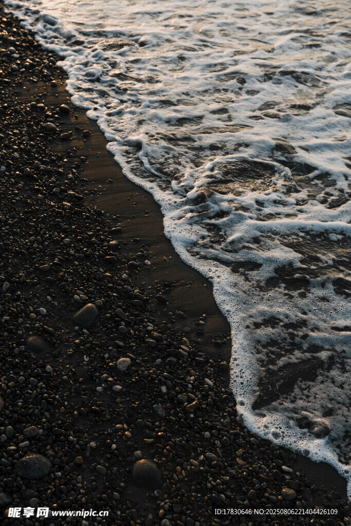 海浪轻吻黑色沙滩
