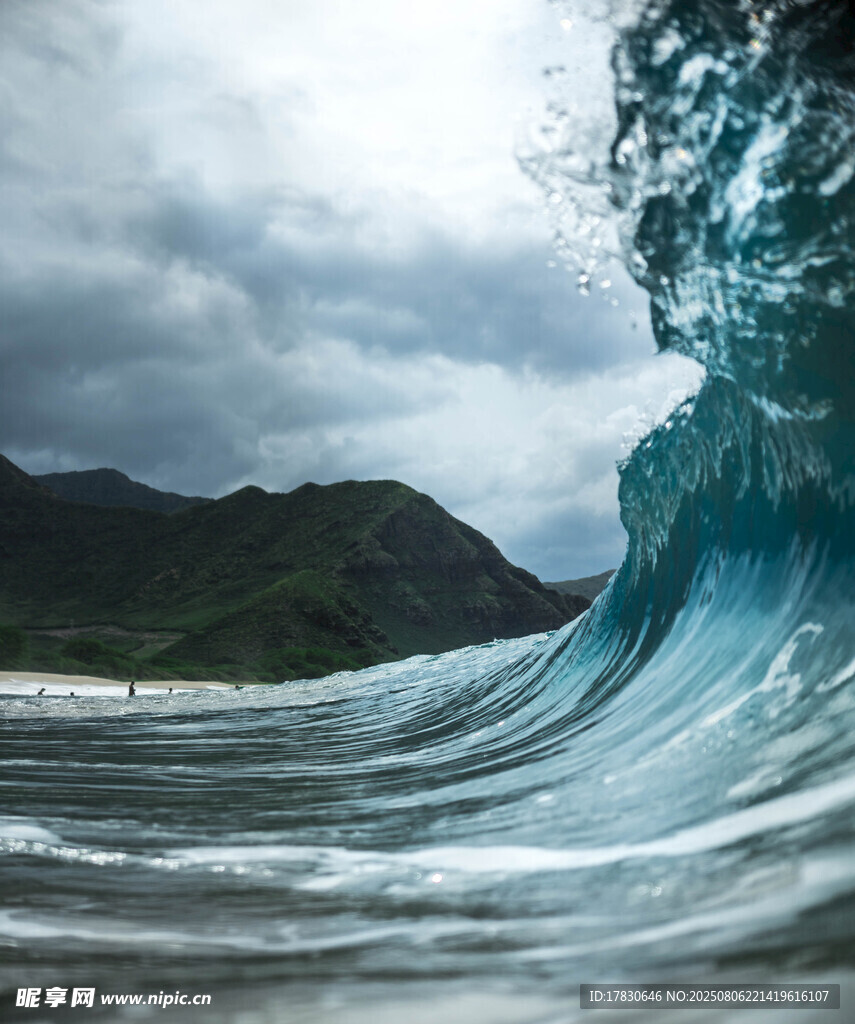 海浪翻涌的壮阔海景