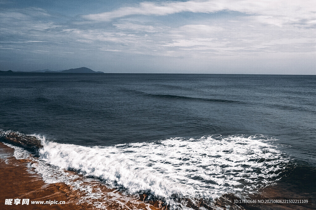 海边浪花翻涌的壮阔景致