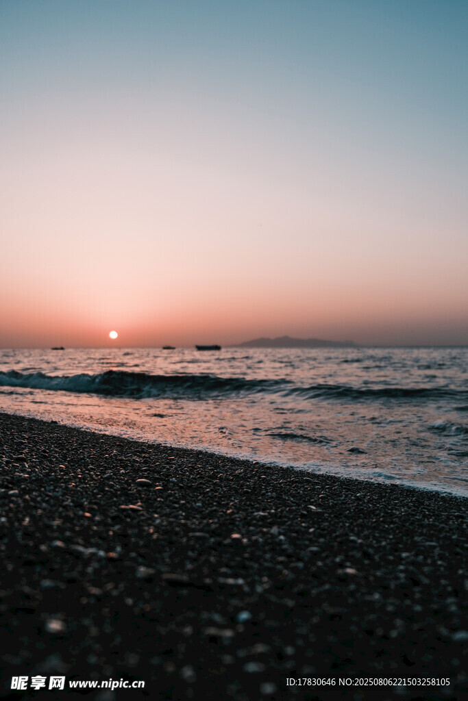 海边日落时的静谧沙滩
