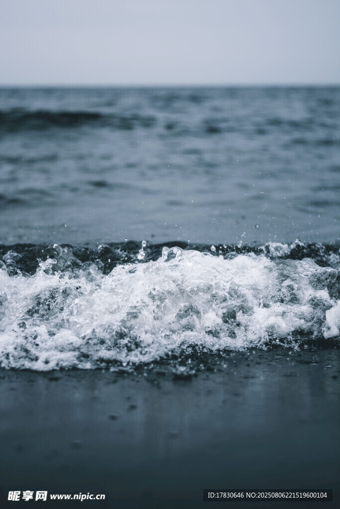 海浪轻拍沙滩的静谧瞬间