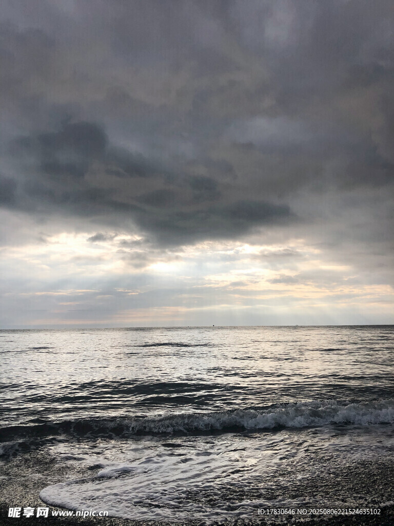 海上乌云密布的阴沉景象