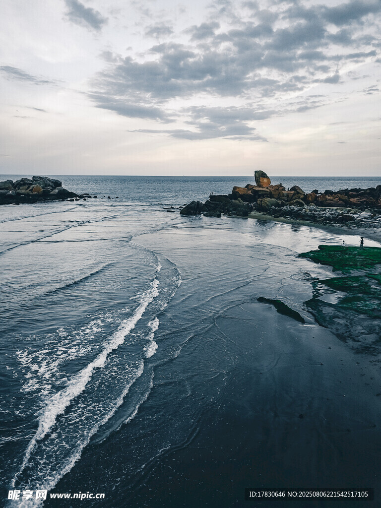 海上小船破浪前行