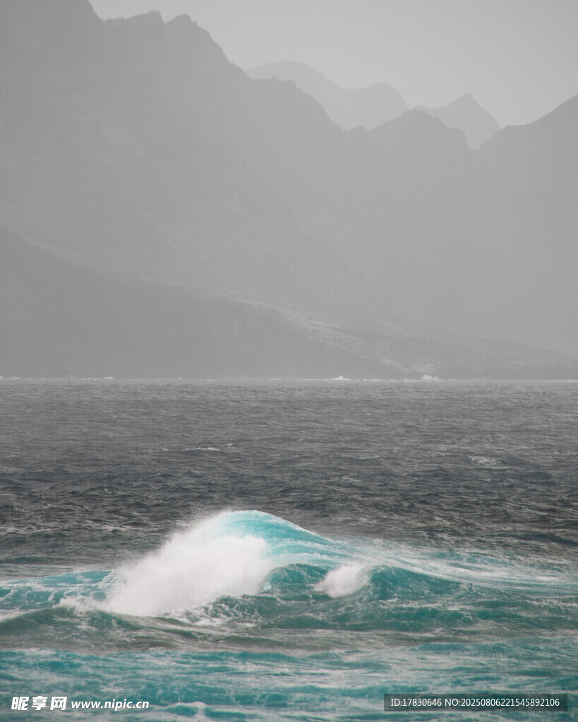 海浪翻涌于山海之间