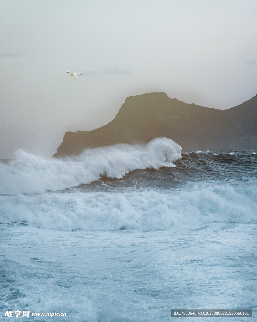 海浪拍岸的壮观瞬间