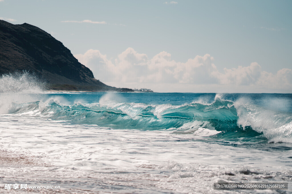 海浪拍岸的壮阔海景