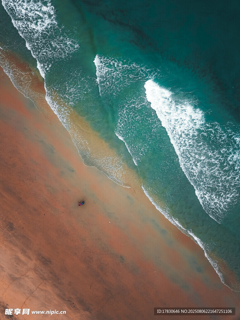 俯瞰海浪拍打沙滩美景