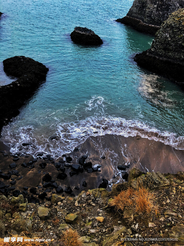 海边礁石与海浪景观