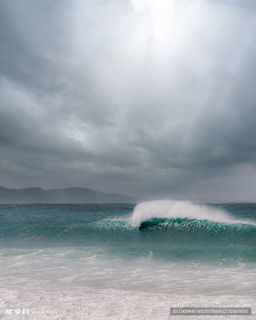 汹涌海浪与阴沉天空景象