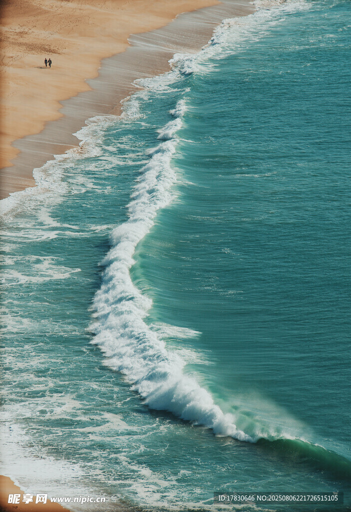 海浪拍岸的美丽海滨风光