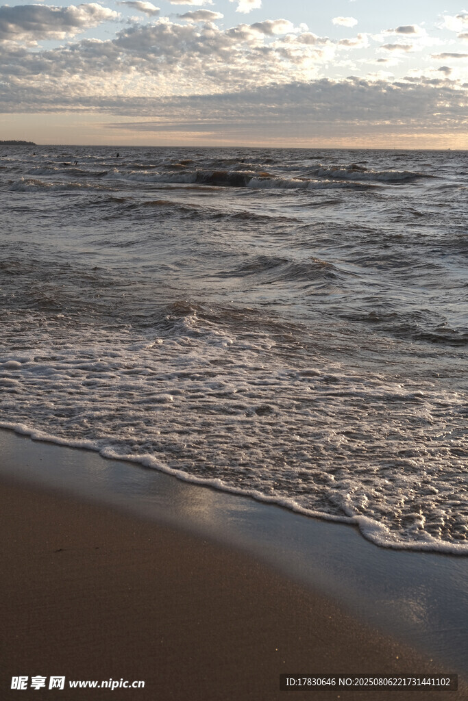 海边日落时的海浪与沙滩