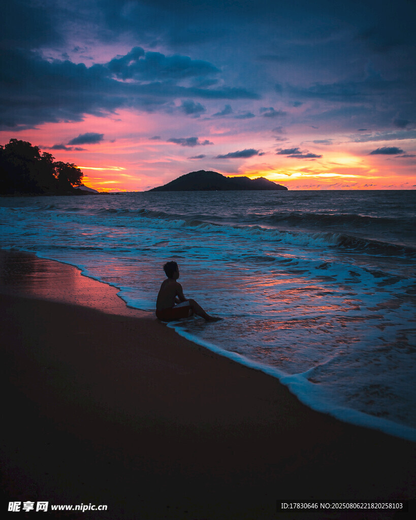 海边日落一人静享美景