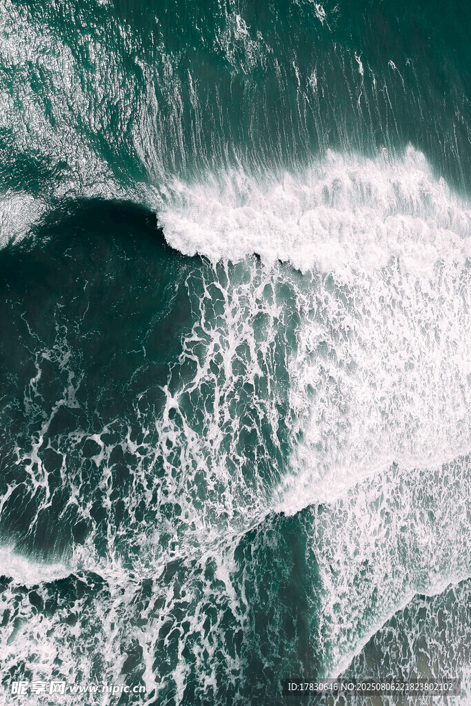 汹涌海浪的壮观瞬间
