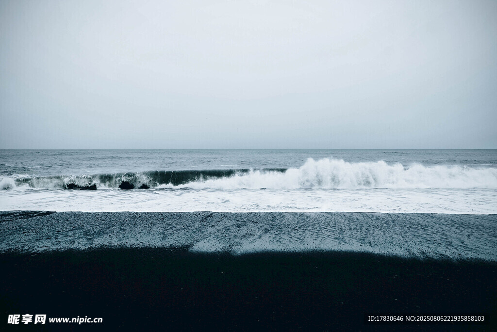 海浪翻涌于灰蓝海岸