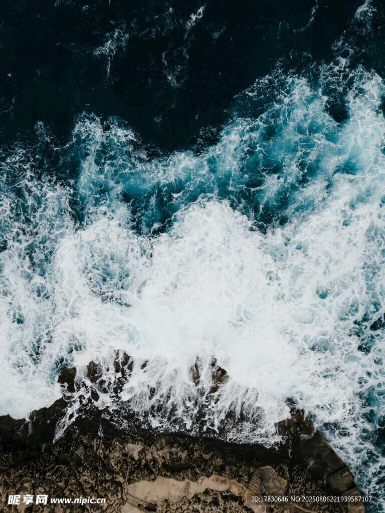 海浪拍打岸边岩石景象