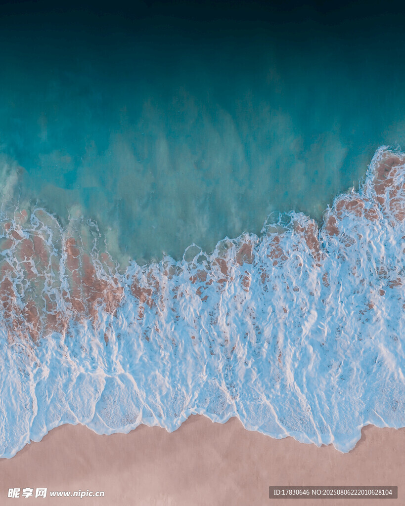 海浪拍打沙滩的美丽景象