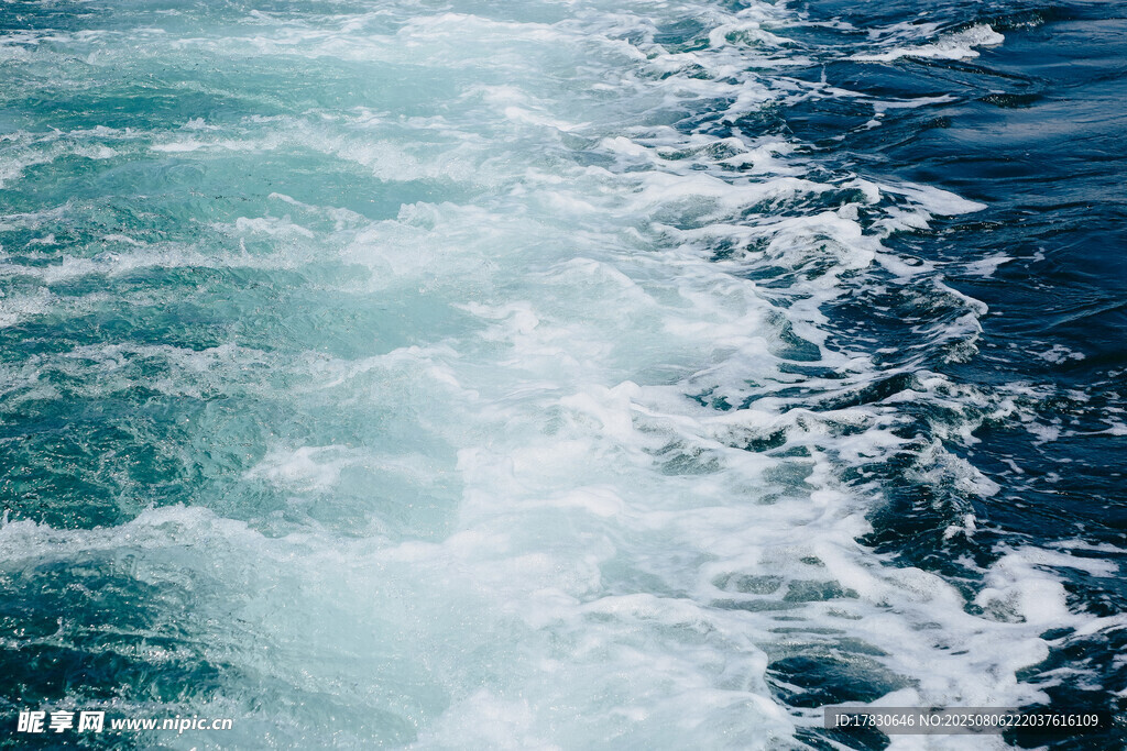 船行海面激起白色浪花