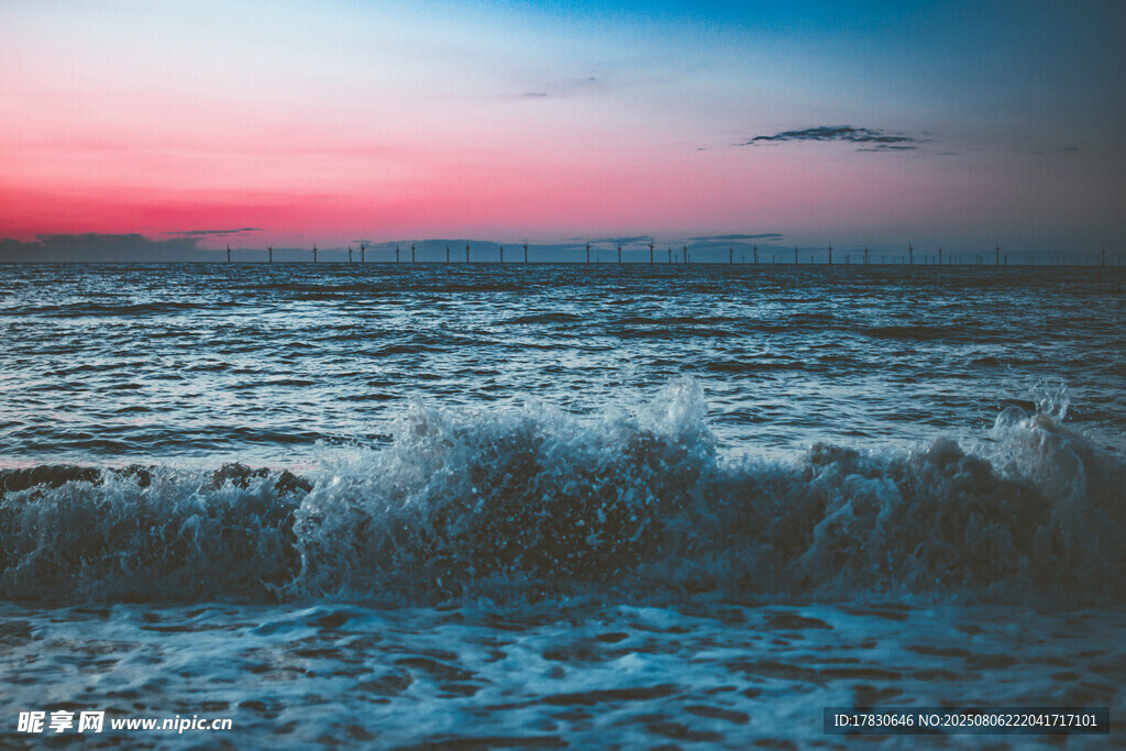 海边日落时的翻涌海浪