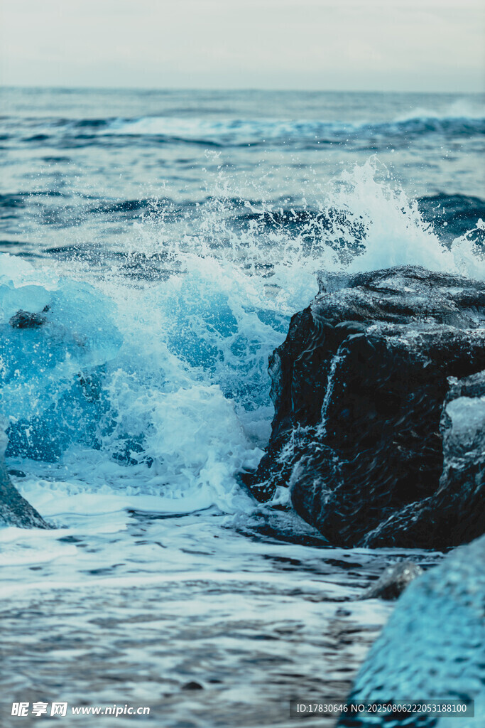 海浪拍击礁石的壮阔景象