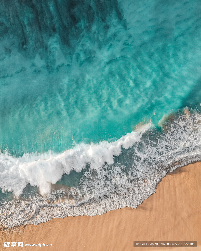 海边沙滩与翻涌海浪
