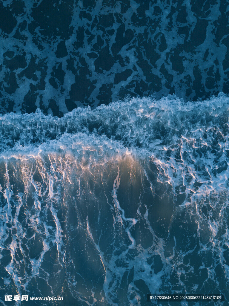 汹涌海浪翻滚瞬间