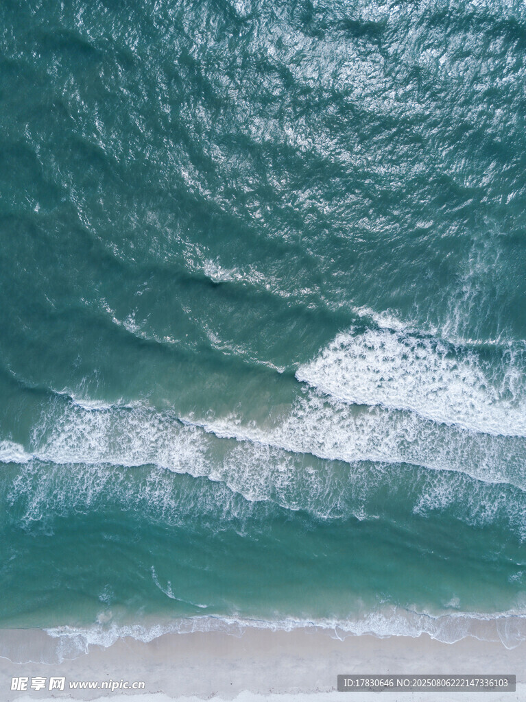俯瞰蔚蓝海浪拍打沙滩