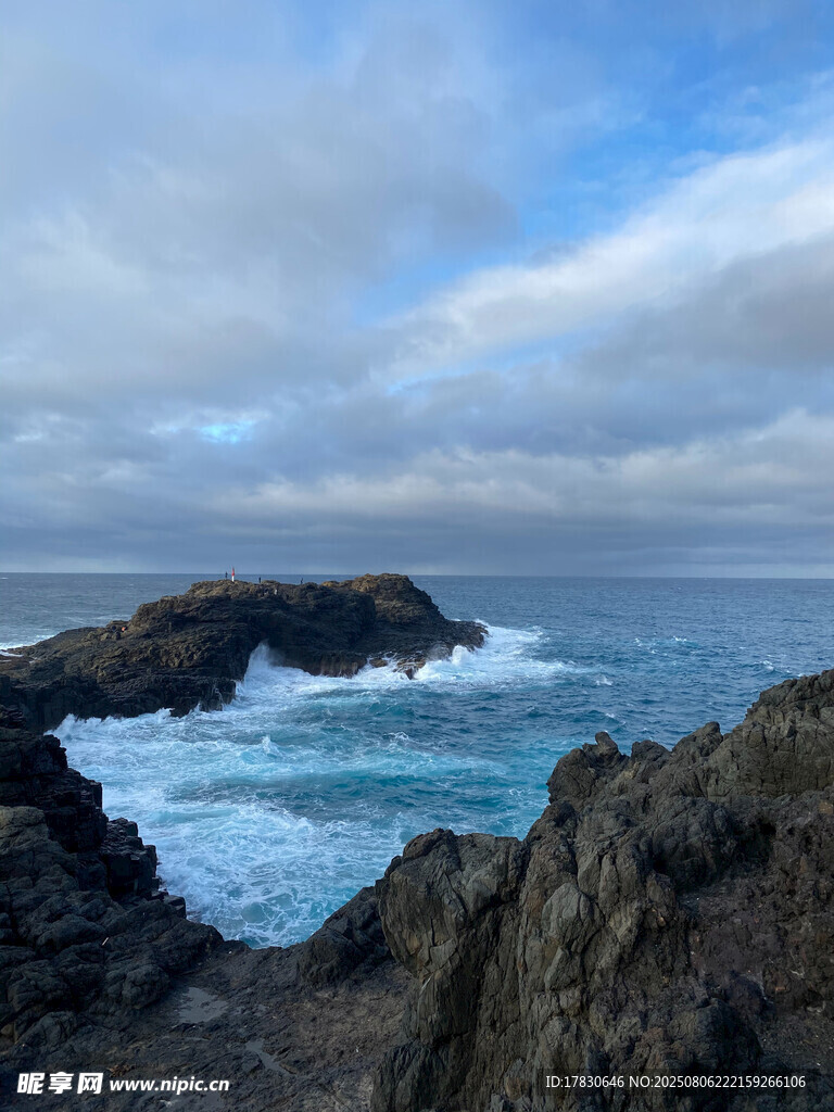 海边嶙峋礁石与翻涌海浪