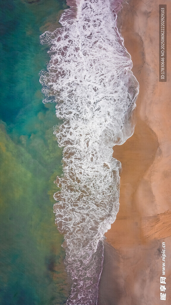 海边浪花拍打沙滩美景