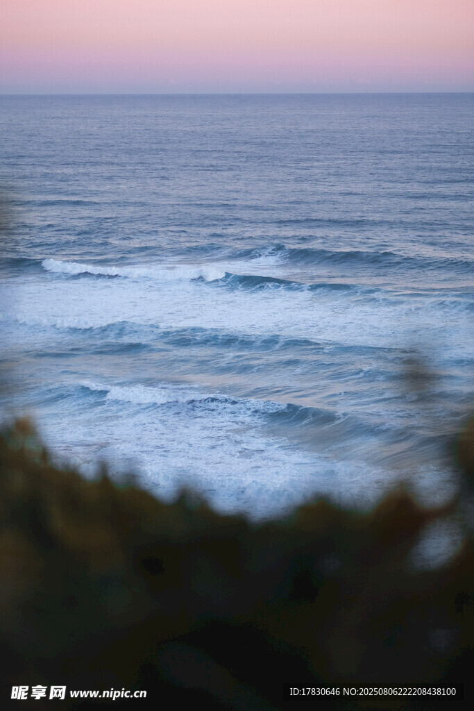 黄昏下的海浪与岸边植被