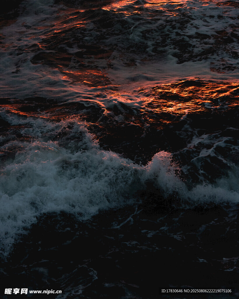 夕阳下翻涌的海浪